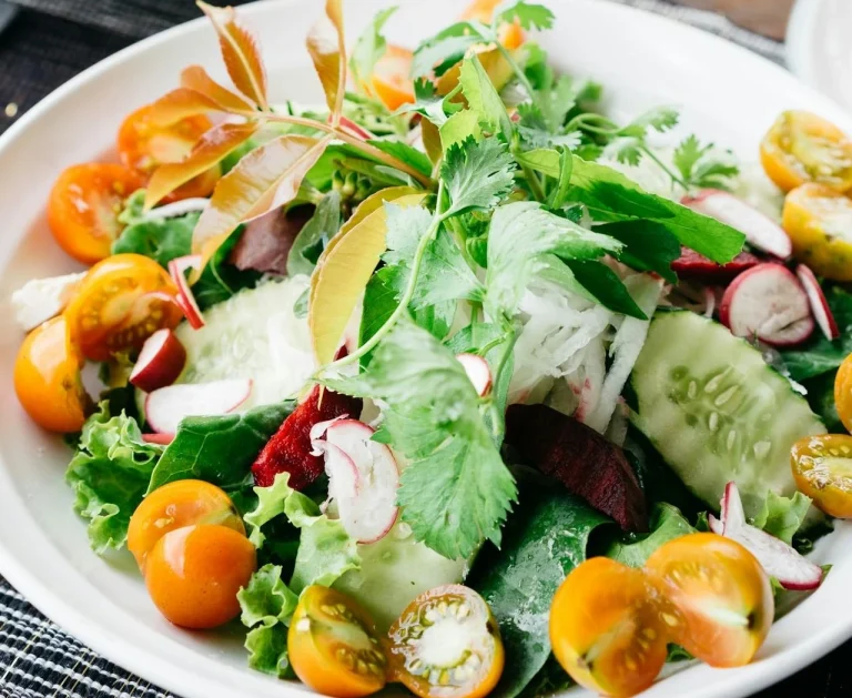 Salata sa rečnom sardinom i svežim povrćem