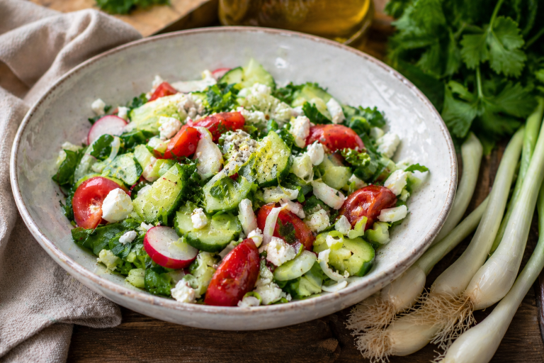 Mirisna Prolećna Snaga: Salata sa Mladim Belim Lukom Koja Jača Imunitet i Budi Organizam